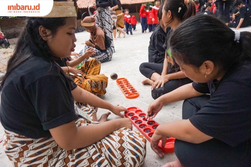 Dakon menjadi salah satu dolanan tradisional yang dimainkan di Latar Jembar. (Inibaru.id/ Sekarwati)