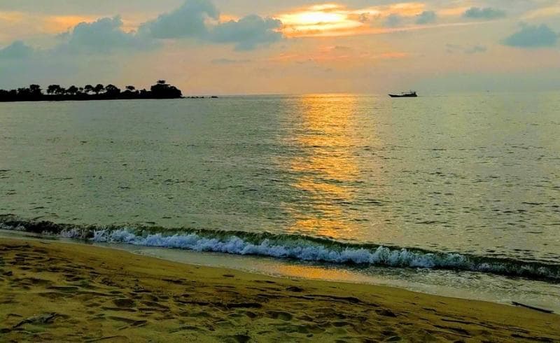 Pemandangan sunset di Pantai Ombak Mati. (X/negabod)