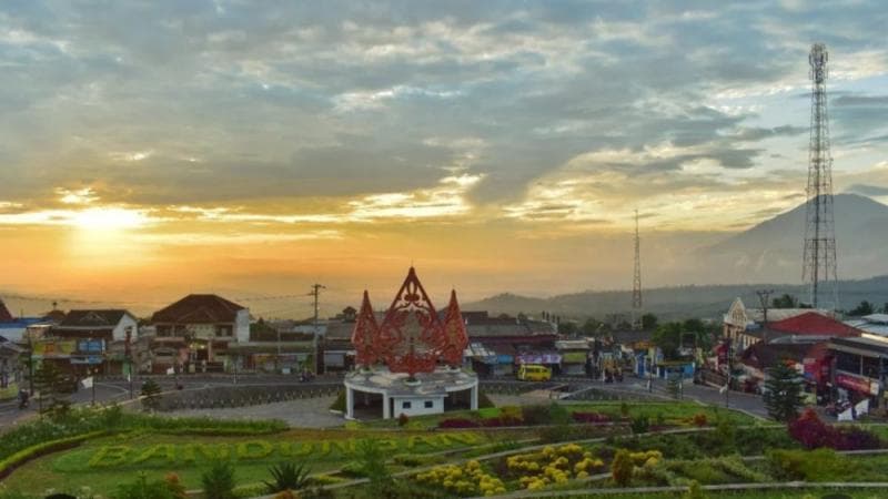 Pemandangan Gunung Merbabu dan Rawa Pening kala matahari terbit di Alun-alun Bandungan. (IG/Hermankurniawan23