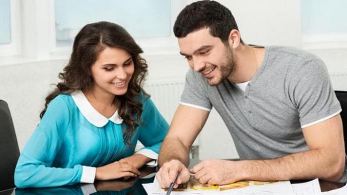 Pastikan untuk mendiskusikan bagaimana membagi tanggung jawab keuangan. (Shutterstock)