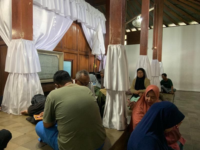 Peziarah memanjatkan do'a di bagian dalam makam Sunan Bayat. (GNFI/Sobatbayat)