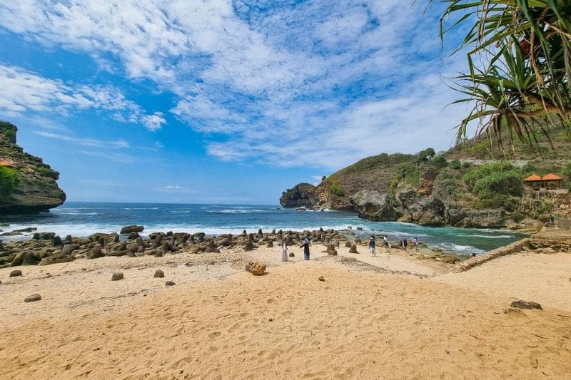 Pemandangan indah di Pantai Klotok Wonogiri. (Kompas/Anggara Wikan Prasetyo)