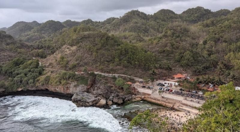 Pantai Klotok dikenal dengan deburan ombaknya yang cukup kuat. (Googleuser/M Siddiq)