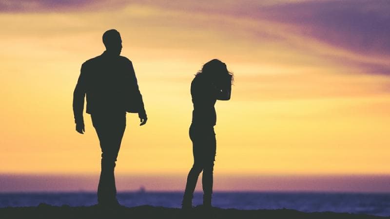 Banyak anak perempuan 'fatherless' yang akhirnya bertemu laki-laki berengsek dan terjebak di dalam toxic relationship. (Therelate)