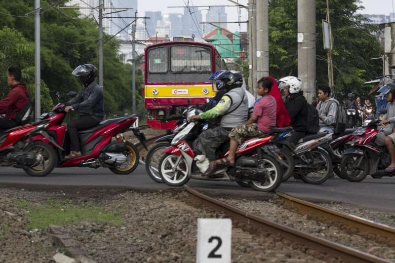 Angka kecelakaan di perlintasan kereta api masih tinggi. (Kompas/M Zaenuddin)