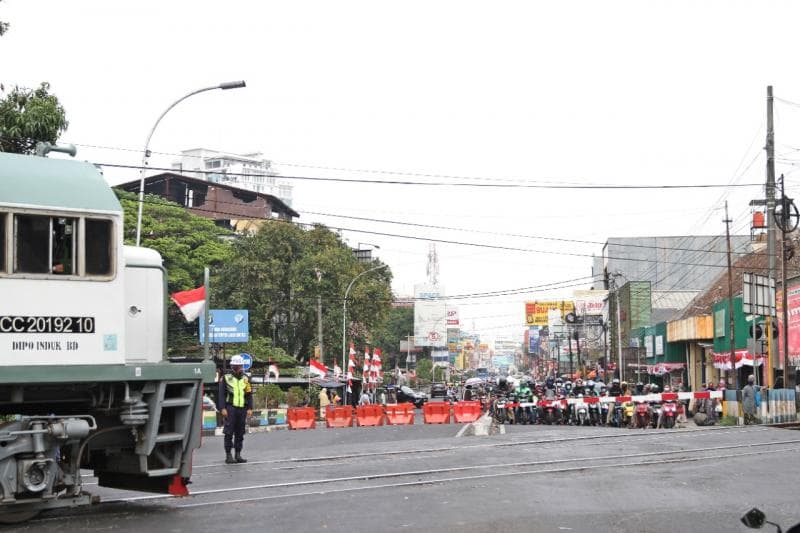 Menerobos palang pintu kereta juga termasuk dalam tindakan kriminal dan bisa berujung pada tuntutan hukum bagi pelakunya. (Dokumentasi KAI)