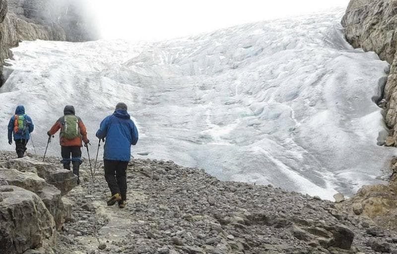 Nggak sampai hitungan puluhan tahun, diperkirakan es abadi di Puncak Jayawijaya akan menghilang. (FB/Gunung Indonesia/@firanamrif)