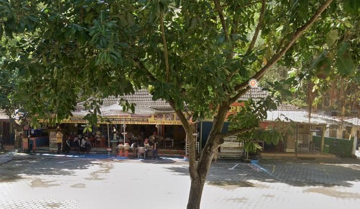 Warung Pak Ji di Pantai Kukup menyediakan olahan kerang usal. (Google Street View)