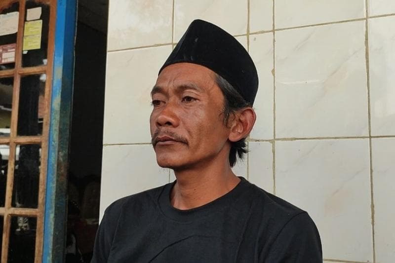 Sunhaji, sang penjual es teh mengaku sering berjualan di gelaran seperti pengajian akbar. (Kompas/Egadia Birru)
