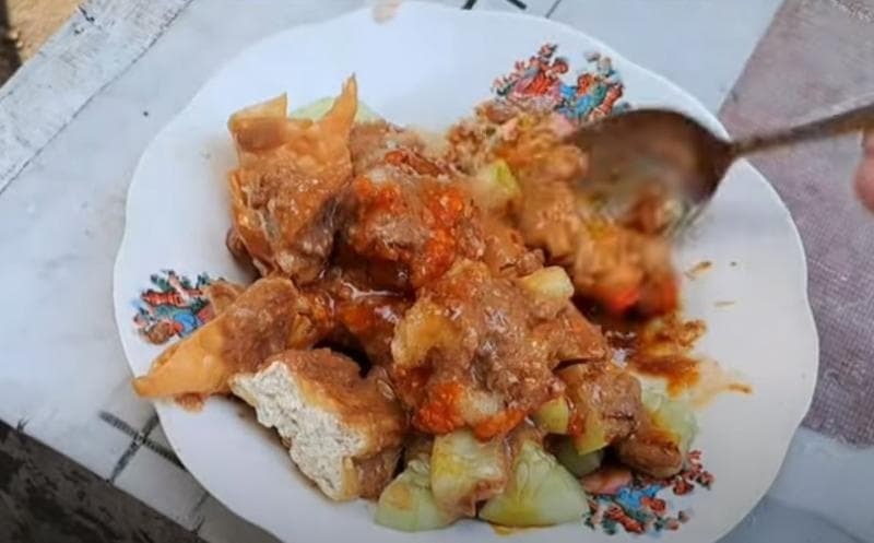 Batagor Mbah Suyuti dikenal punya bumbu kacang dengan rasa yang khas. (YouTube/Dolanbarengadji)