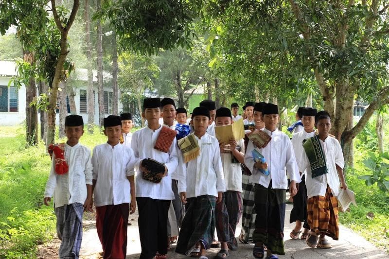 Gus memilki makna nama panggilan untuk anak laki-laki. (Duniasantri)