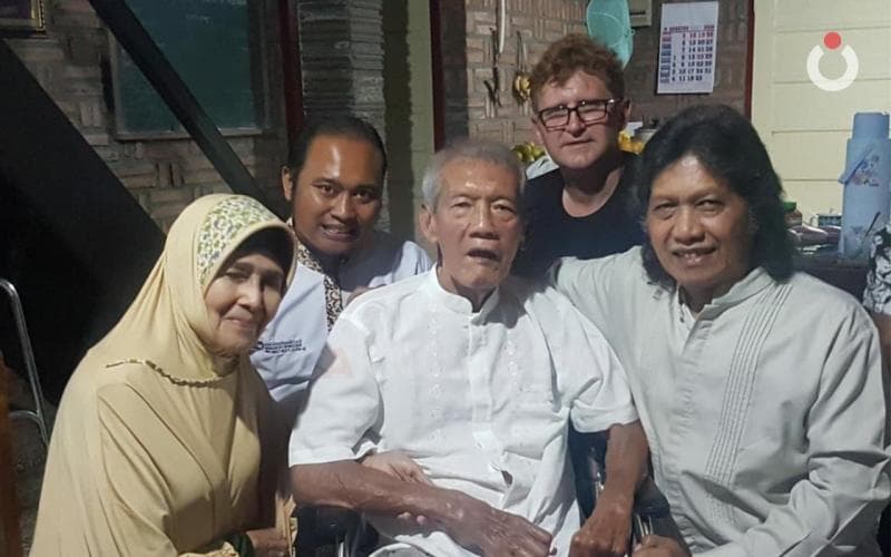 Arief Budiman (berbaju putih) bersama istri dan rekan-rekannya. (Caknun)<br>