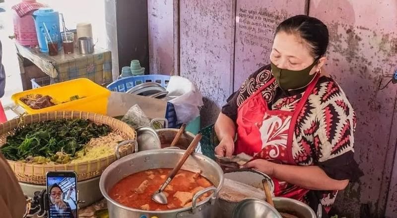 Pecel Bledek Bu Ana Solo dikenal menyediakan kuliner pedas yang mantap (@jajansolo)