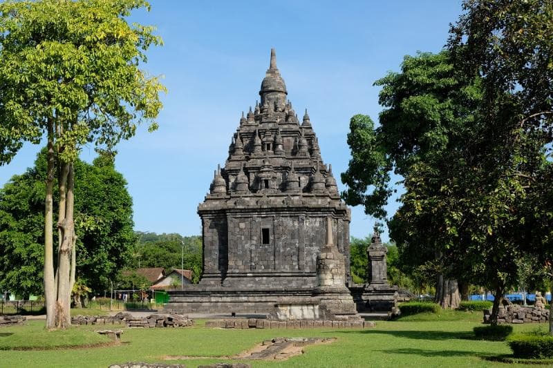 Kompleks Candi Sojiwan masih asri dan nyaman untuk dijadikan tempat piknik. (Harindabama)