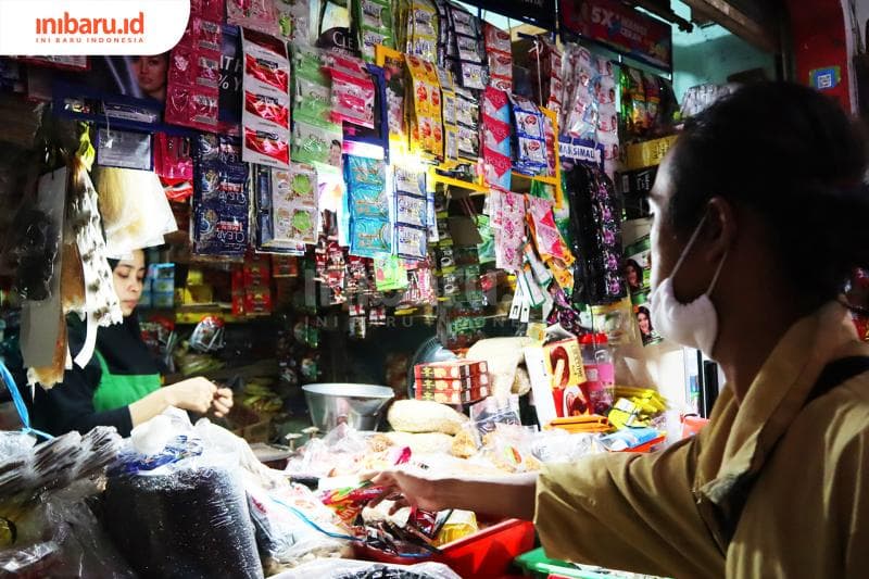 Belanja kebutuhan pangan ke pasar tradisional sekarang menjadi kebiasaan para perantau menjelang Ramadan. (Inibaru.id/ Gregorius Manurung)