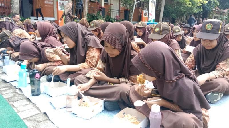 Ratusan siswa SD di Semarang tengah menjalani simulasi makan gizi gratis yang dipantau oleh Dinkes Jateng. (Inibaru.id/ Danny Adriadhi Utama)