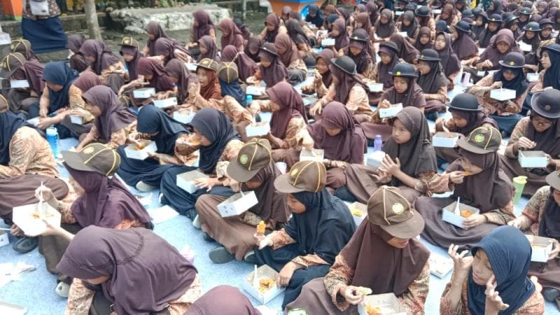 Ratusan siswa SD di Semarang tengah menjalani simulasi makan gizi gratis yang dipantau oleh Dinkes Jateng. (Inibaru.id/ Danny Adriadhi Utama)