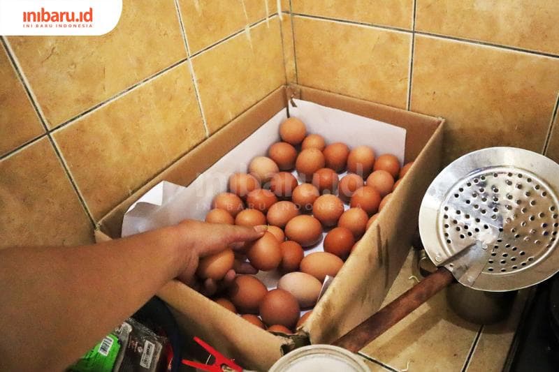 Telur menjadi bahan makanan mentah yang disediakan untuk menyambut Ramadan. (Inibaru.id/ Gregorius Manurung)