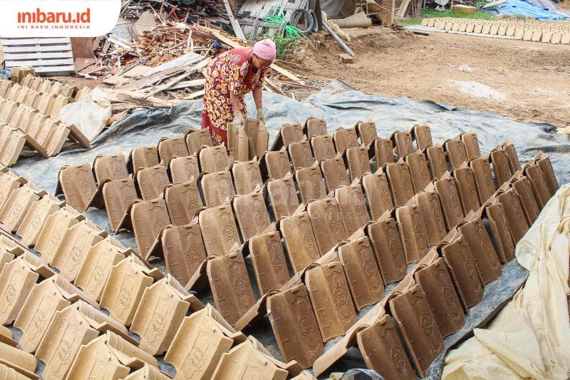 Pembuatan genting di Desa Papringan sebagian besar masih bertahan dengan cara-cara konvensional. (Inibaru.id/ Imam Khanafi)