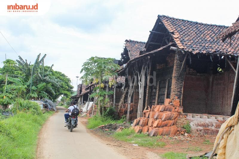 Tempat pembakaran genting di Desa Papringan yang berlokasi di sekitar permukiman warga. (Inibaru.id/ Imam Khanafi)