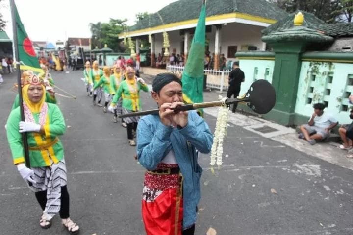 Kirab Tongkat Kiai Cokro yang digelar di Kalurahan Tegalrejo, Kota Yogyakarta. (Radarjogja/Guntur Aga Tirtana)