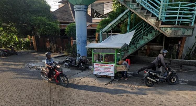 Gerobak sederhana Bubur Lezat Mbak Las di Jalan Soekarno - Hatta, Citarum. (Google Street View)