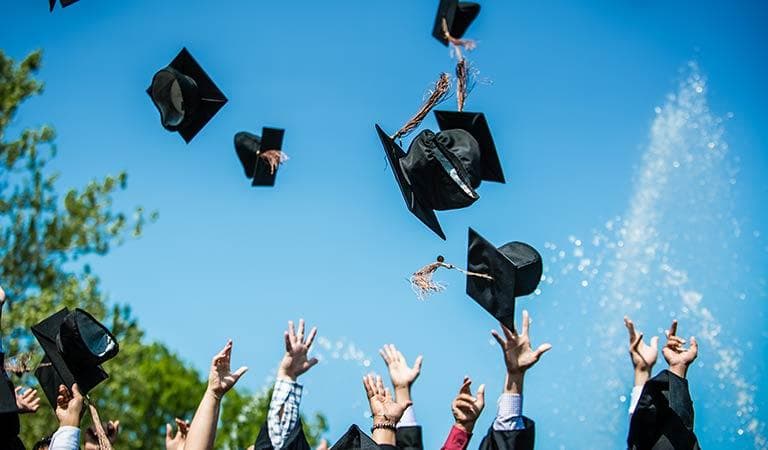 Banyak momen penting hilang akibat pandemi seperti wisuda. (via USSfeed)