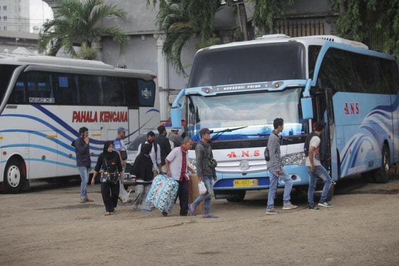 Pemerintah mulai berlakukan larangan mudik pada hari Jumat (24/4). (Antara foto/Reno Esnir/AWW)