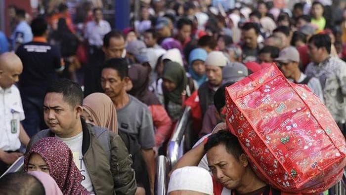 Bagi warga yang nekat mudik, akan diberikan sanksi oleh pemerintah. (Getty Images)
