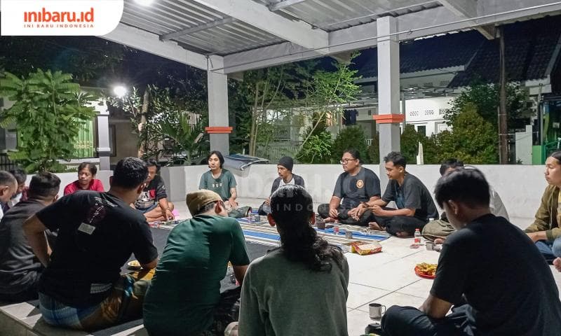 Mendiskusikan isu-isu yang berkembang di daerah menjadi salah satu kegiatan rutin yang dilakukan para anggota Klub Buku Maossae. (Inibaru.id/ Imam Khanafi)