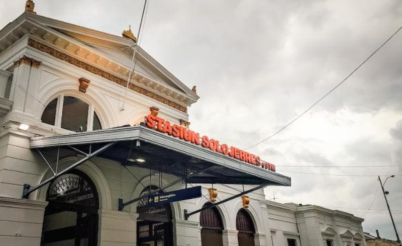 Stasiun Jebres berdiri di Kecamatan Jebres, Kota Solo. (Googleuser/Fahrizal Musthofa)