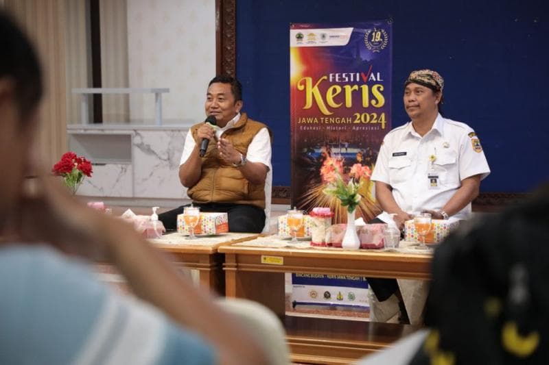 Ketua Penyelenggara Festival Keris 2024, Daryono bersama Kepala Bidang Kebudayaan Disdik Jateng, Eris Yunianto memberikan keterangan pers di Ghradika Bakti Praja Komplek Pemprov Jateng, Senin (11/12/2024). (Humas Jateng)