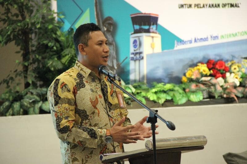 General Manager Bandara Ahmad Yani Semarang, Fajar Purwawidada saat memberikan pemaparan teknis soal libur Nataru 2024. (Humas)