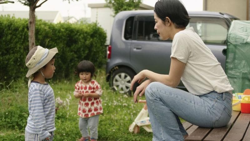 Diharapkan, orang tua di Jepang jadi lebih punya banyak waktu buat anak-anaknya. (Japan Media Services via AP)