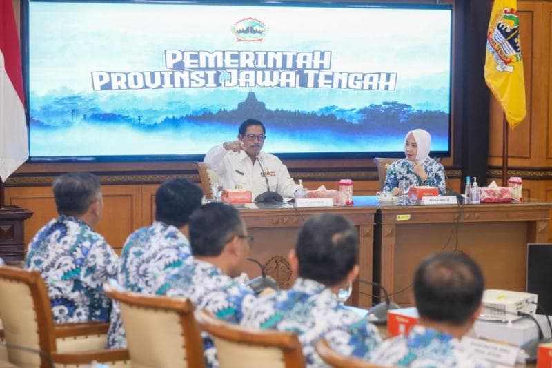 Gubernur Jateng bersama Kepala BMKG saat menggelar rapat koordinasi di kantor gubernur, Jumat (13/12). (Humas Jateng)