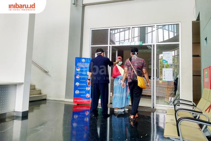 Seluruh pengunjung yang memasuki area RSND harus diukur suhu tubuhnya dan mencuci tangan dengan hand sanitizer yang telah disiapkan oleh pihak rumah sakit. (Inibaru.id/ Sitha Afril)<br>
