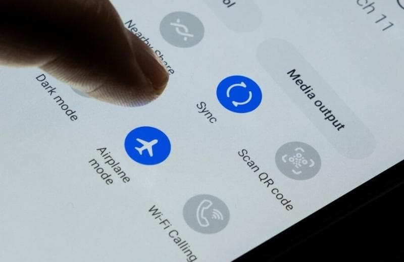 Mengapa saat Terbang Ponsel Harus Dalam Mode Pesawat?