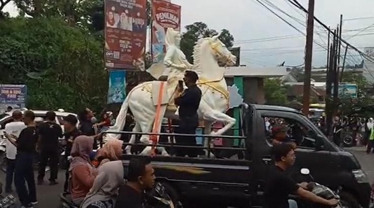 Patung Nyi Pandansari saat diarak menuju lokasi yang dulu dikenal sebagai Tugu Jamban. (YouTube/ELPHAMACHANNELMedia)