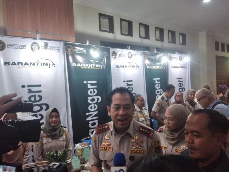 Deputi Karantina Ikan Barantin Drama Panca Putra bersama Anggota Komisi IV DPR RI Riyono dalam kegiatan Karantina Goes to Campus di Auditorium Prof Sudharto Undip Semarang, Rabu (18/12). (Inibaru.id/ Danny Adriadhi Utama).