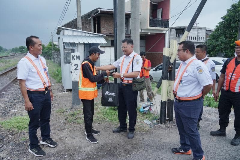 KAI Daop 4 Semarang memberikan sembako untuk penjaga perlintasan swadaya. (Istimewa)