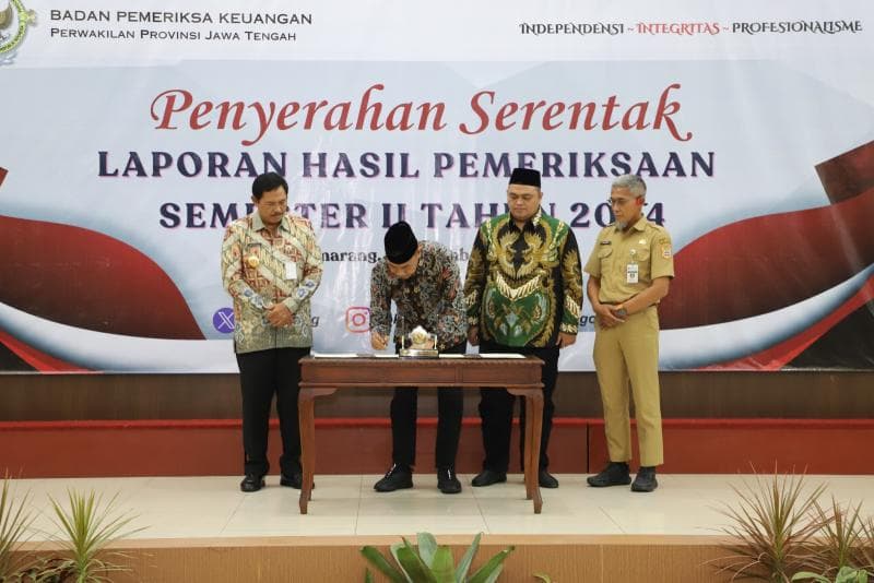 Kepala BPK Jateng Karyadi terima hasil penyerahan Laporan Hasil Pemeriksaan (LHP) 16 Pemda di lantai 2 kantornya yang berlokasi di Jalan Perintis Kemerdekaan, Pudakpayung Semarang, Jumat (20/12/2024). (Istimewa)