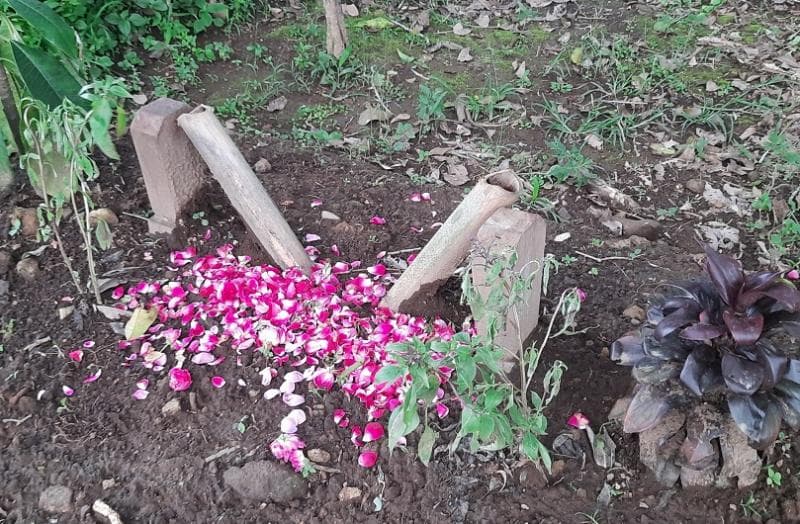 Biasanya makam yang diberi potongan bambu ini masih baru. (Inibaru.id/ Arie Widodo)