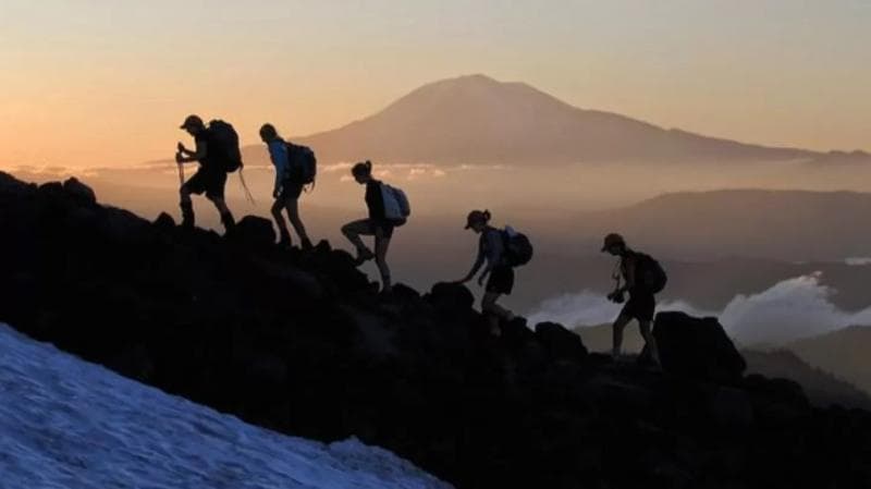 Banyak orang mengisi malam pergantian tahun dengan mendaki puncak gunung. (Pojoksatu/Duriyyah Ramadhani)