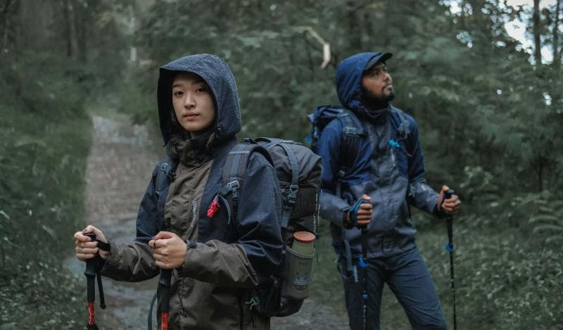 Bulan Desember adalah musim hujan sehingga kamu perlu membawa jas hujan dan pakaian ganti agar badan tetap kering. (Cozmeed)