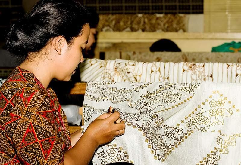 Nggak berpangku tangan, banyak ibu yang ikut bekerja untuk membantu memenuhi kebutuhan keluarga. (batiksoloasli)&nbsp;