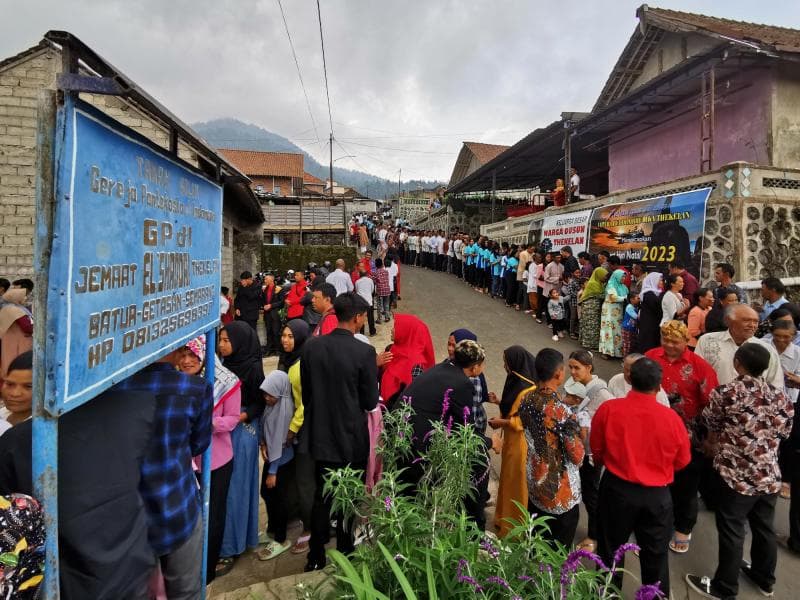 Tradisi toleransi saat perayaan Natal di Dusun Thekelan, Desa Batur, Kecamatan Getasan, Kabupaten Semarang. (Suaramerdeka/Nugroho DS)