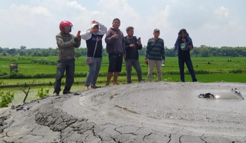 Wisatawan mendaki sampai ke puncak Bledug Kramesan. (Googleuser/Tomy Mau)