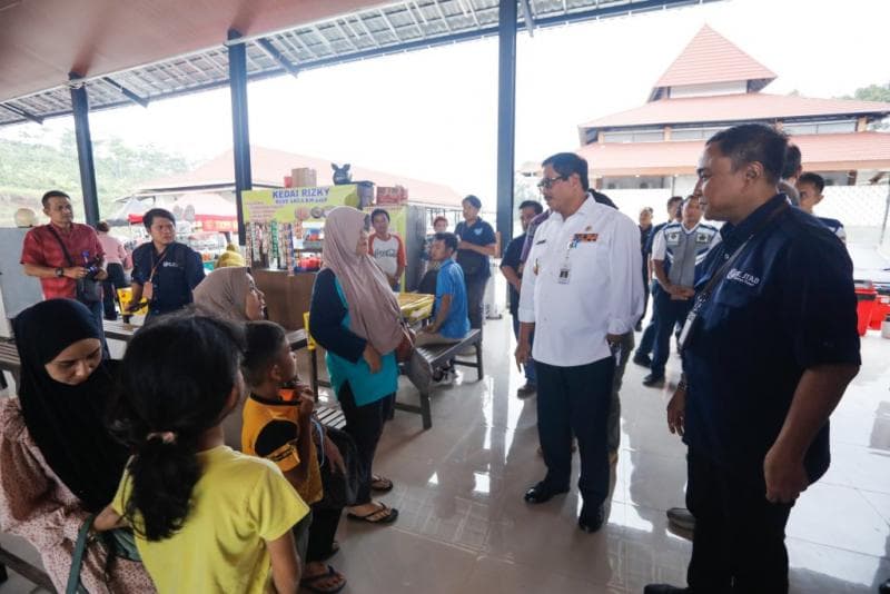 Penjabat Gubernur Jawa Tengah Nana Sudjana saat meninjau kesiapan rest area KM 445 B Tuntang. (Humas Jateng)