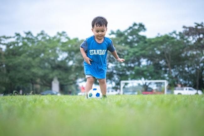 Selain menyenangkan, bermain bola bisa mencegah brain rot pada anak. (via Alodokter)