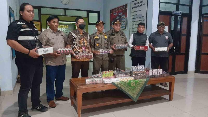 Petugas gabungan menemukan rokok ilegal di Rembang. (Istimewa)